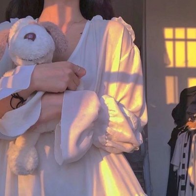 院子里的女人